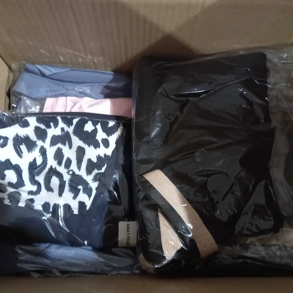 APPROXIMATELY 10 CLOTHING ITEMS INCLUDING: LEGGINGS AND T-SHIRTS (ALL IN DIFFERENT SIZES)