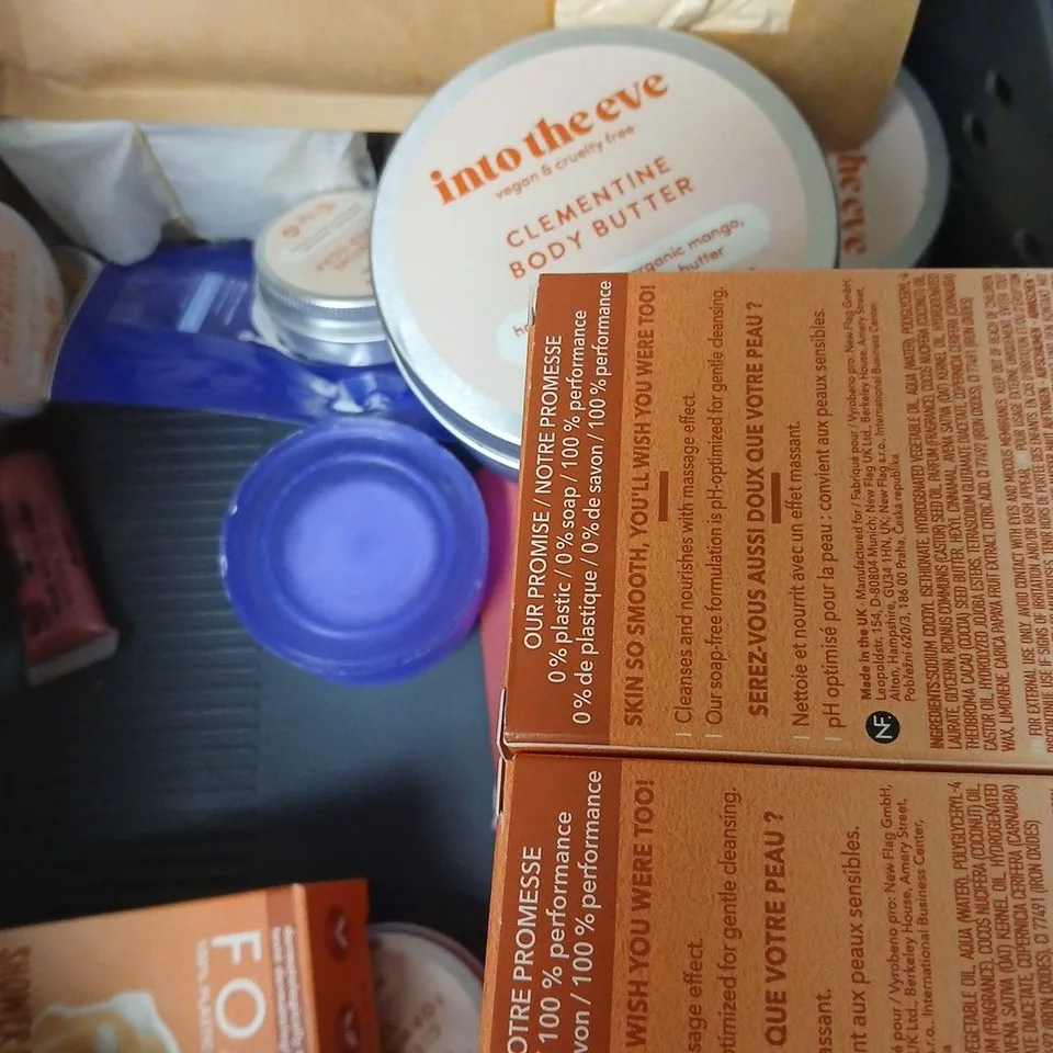 APPROX 12 ASSORTED BEAUTY PRODUCTS TO INCLUDE WELLA BLONDE SHAMPOO, AVEENO BODY OIL, FOAMIE BODY BAR, ETC 