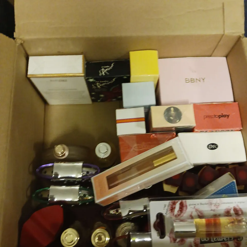 LOT OF APPROX 30 BOXED AND LOOSE FRAGRANCES TO INCLUDE COSMOPOLITAN, ELIZABETH ARDEN AND SAVILE ROW