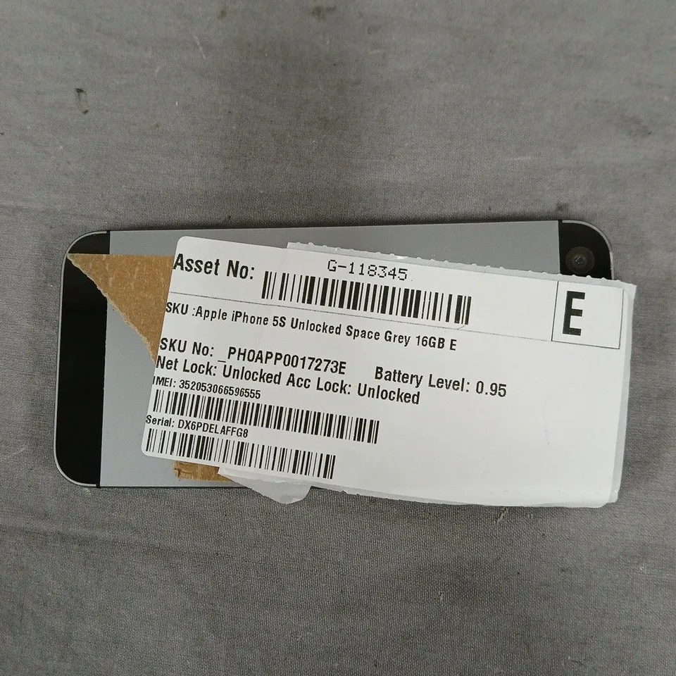 APPLE IPHONE 5S UNLOCKED SPACE GREY 16GB (CRACKED SCREEN). PHONE DOES NOT POWER ON