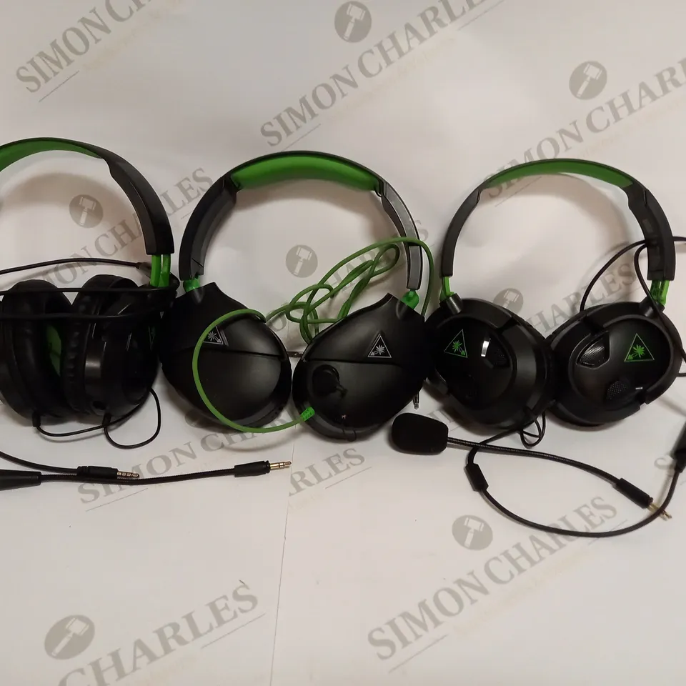 BOX OF 3 TURTLE BEACH WIRED GAMING HEADSETS INCLUDING 2X RECON 50X (XBOX) AND RECON 70 (XBOX)