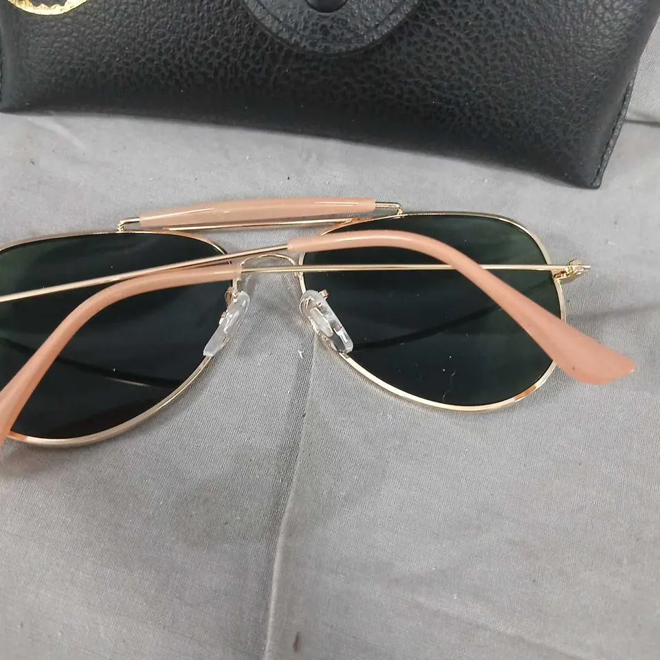RAY-BAN AVIATOR SUNGLASSES – GOLD-TONE FRAME, GREEN LENSES