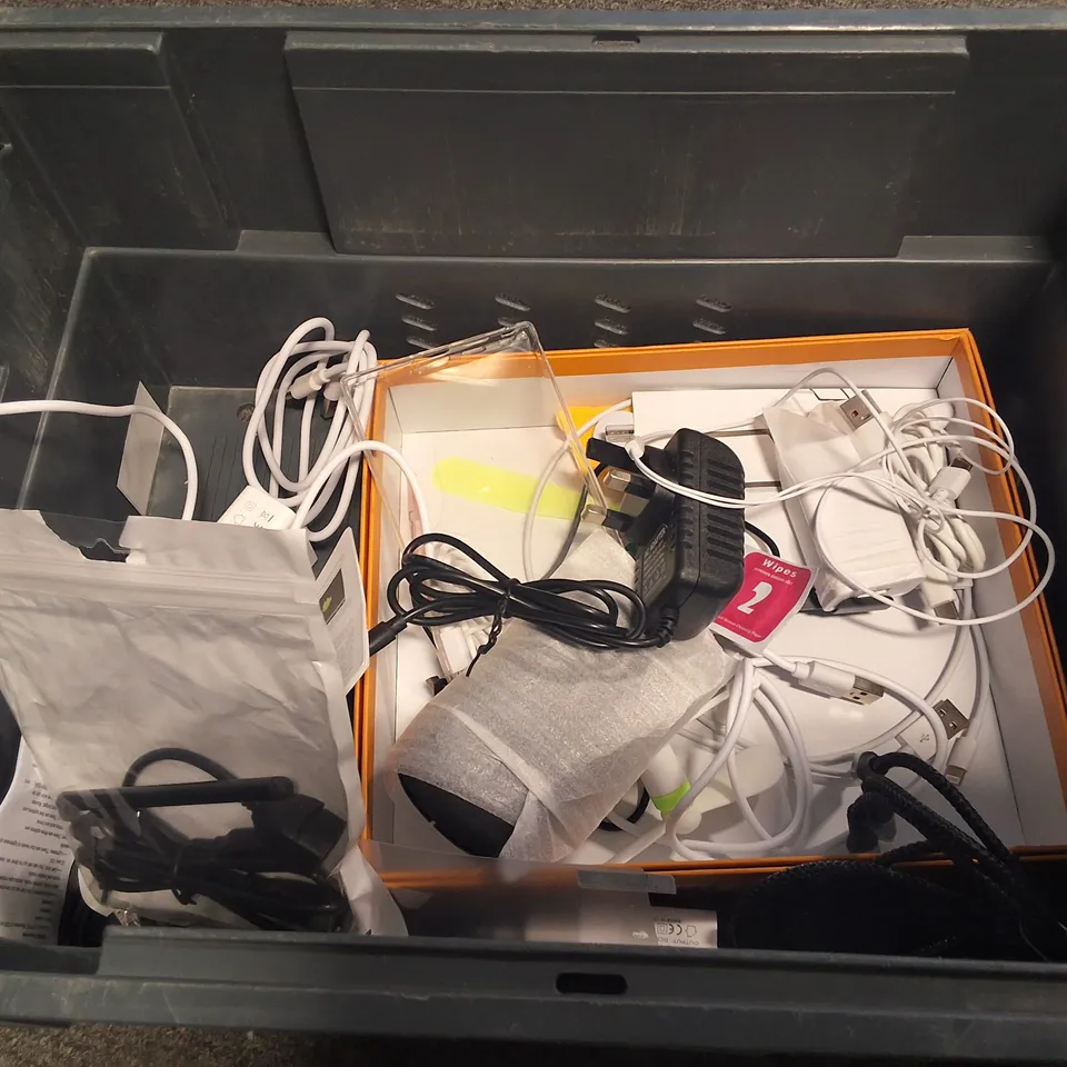 LOT OF ASSORTED MOBILE PHONE & TABLET ACCESSORIES TO INCLUDE CASES, PLUGS AND CHARGE CABLES