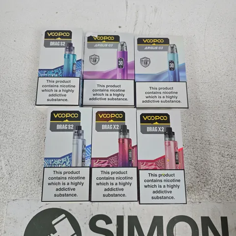 APPROXIMATELY 20 ASSORTED E-CIG PRODUCTS AND ACCESSORIES TO INCLUDE VOOPOO, GEEKVAPE, ASPIRE ETC