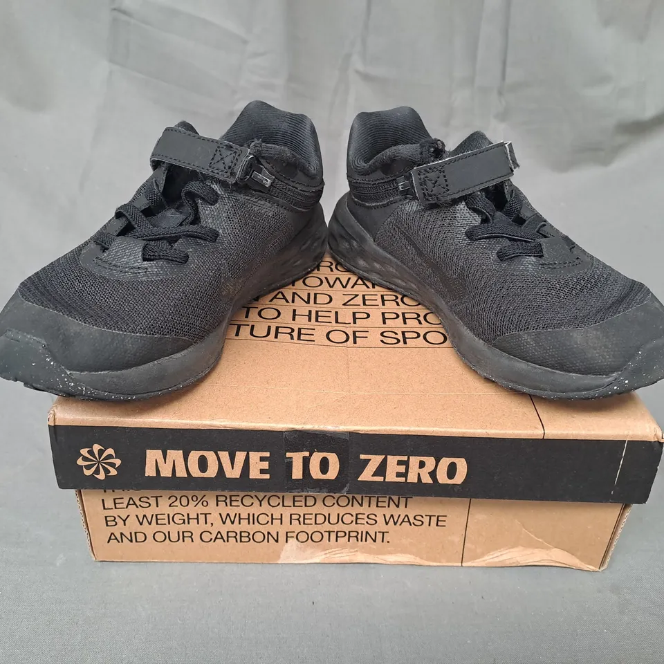 BOXED PAIR OF NIKE REVOLUTION 6 FLYEASE KIDS SHOES IN BLACK UK SIZE 11
