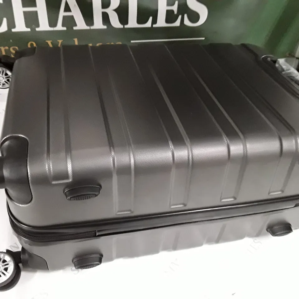 HARD SHELLED WHEELED LUGGAGE CASE IN GREY