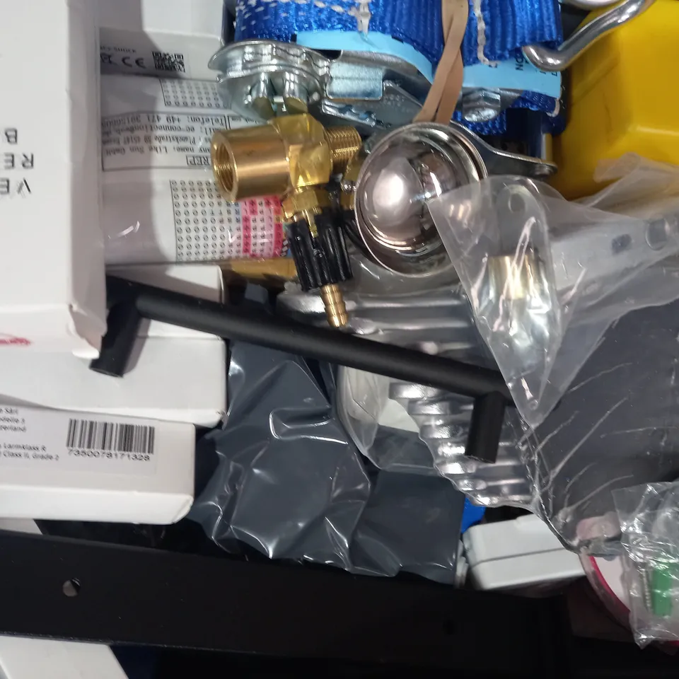 LOT OF APPROXIMATELY 10 ASSORTED HOUSEHOLD ITEMS TO INCLUDE DECORATIVE RIBBON, CAN OPENER, KEYRING TORCH ALARM, ETC