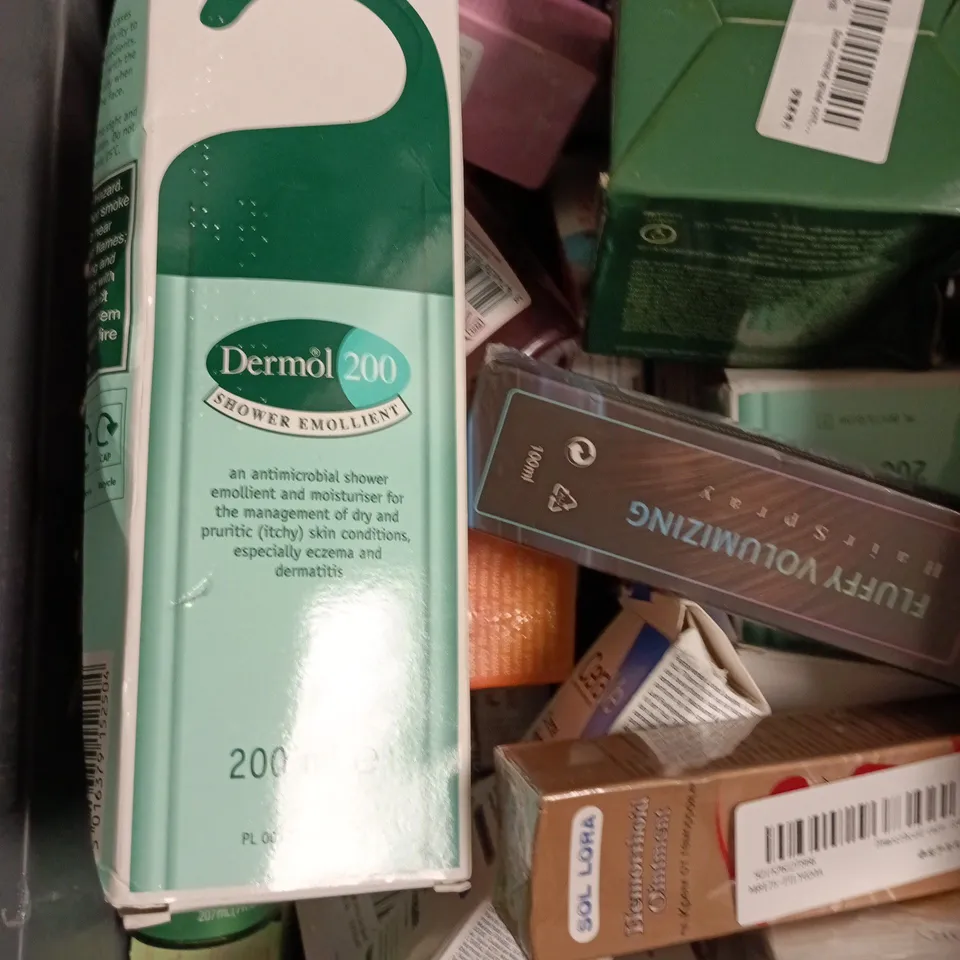 APPROXIMATELY 15 ASSORTED HEALTH & BEAUTY PRODUCTS TO INCLUDE ACNE FOAMING WASH, LIP MATE PENCIL, A LA MAISON SOAP ETC 