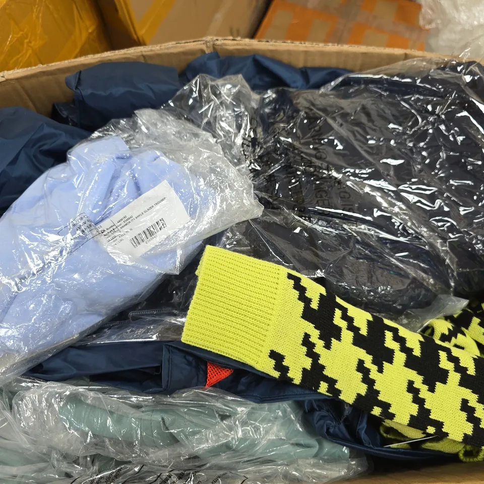 APPROXIMATELY 12 ASSORTED CLOTHING ITEMS IN VARIOUS SIZES, STYLES & COLOURS TO INCLUDE BRANDS SUCH AS REGATTA, ANAMOR, SUGAR CRISP, ETC - COLLECTION ONLY