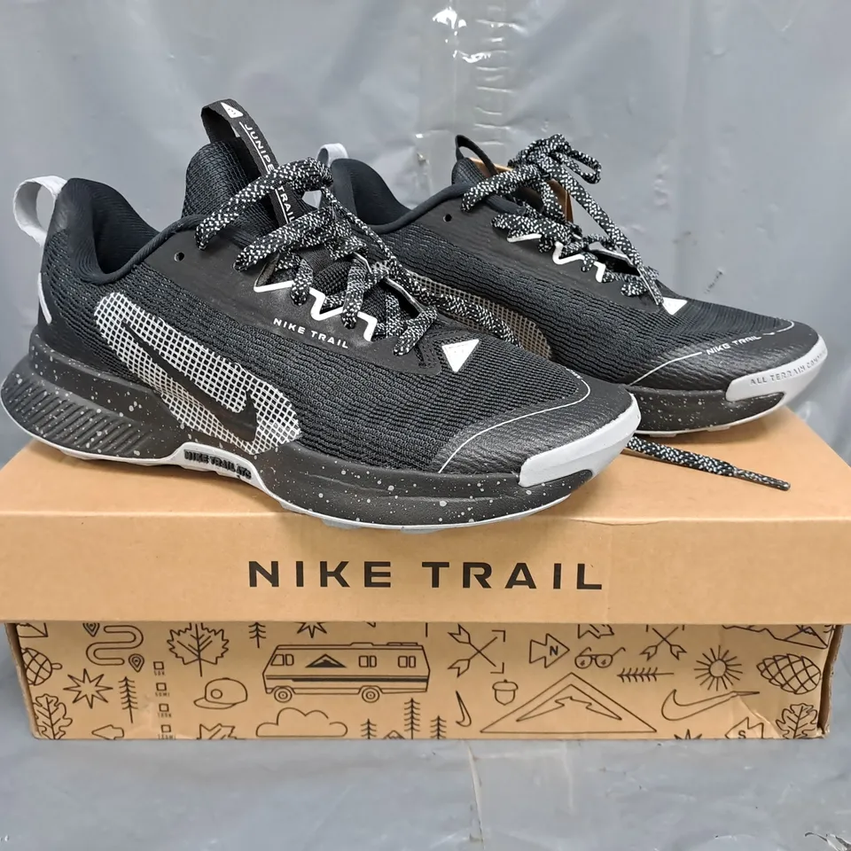 BOXED PAIR OF NIKE RUNNING JUNIPER TRAIL 3 TRAINERS IN BLACK SIZE UK 3.5