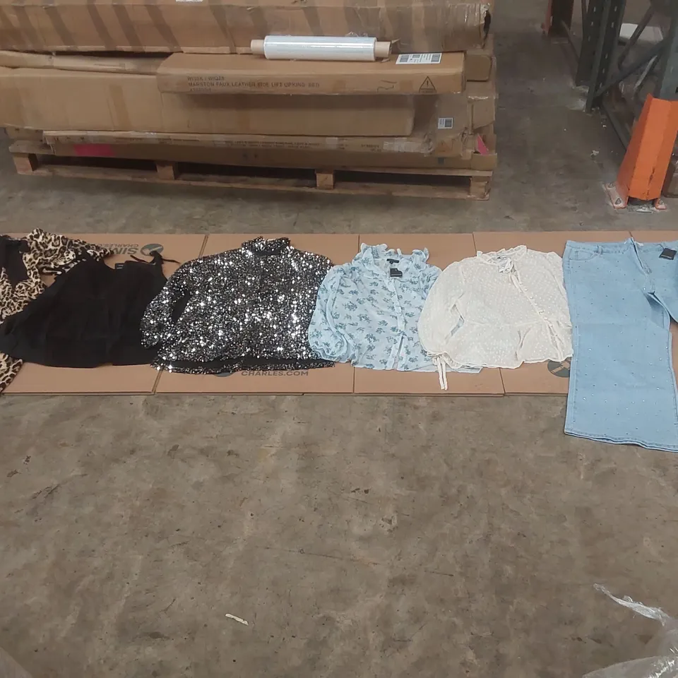 PALLET CONTAINING APPROXIMATELY 600x BRAND NEW ASSORTED DESIGNER CLOTHING ITEMS