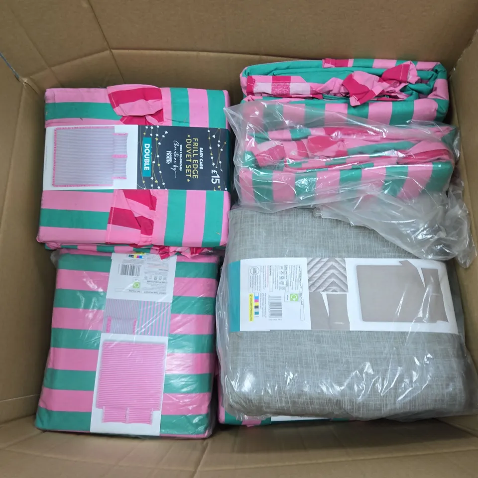 APPROXIMATELY 15 ASSORTED BEDDING ITEMS TO INCLUDE DUVETS - COLLECTIONS ONLY