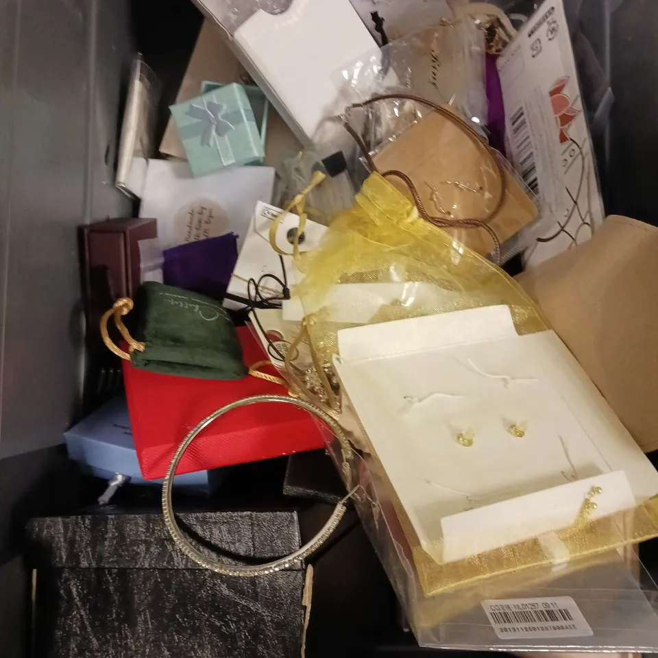 APPROXIMATELY 30 ASSORTED JEWELLERY ITEMS TO INCLUDE RINGS, BRACELETS, NECKLACES ETC	