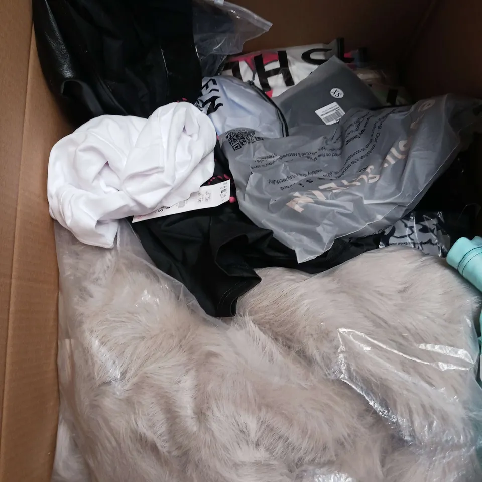 APPROXIMATELY 20 ASSORTED CLOTHING ITEMS IN VARIOUS SIZES AND STYLES TO INCLUDE - SOCKS, JEANS, TOPS, ETC
