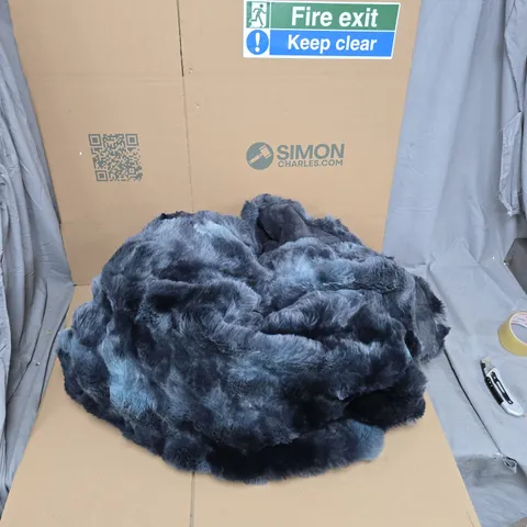 LARGE FLUFFY THROW 