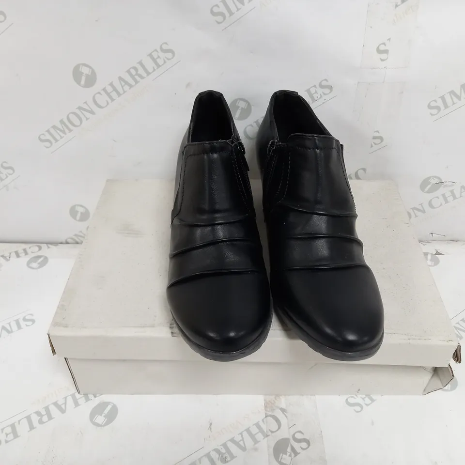 5 BOXED PAIRS OF LILLEY BLOCK HEEL BOOTS IN BLACK VARIOUS SIZES TO INCLUDE SIZES 5, 6, 7