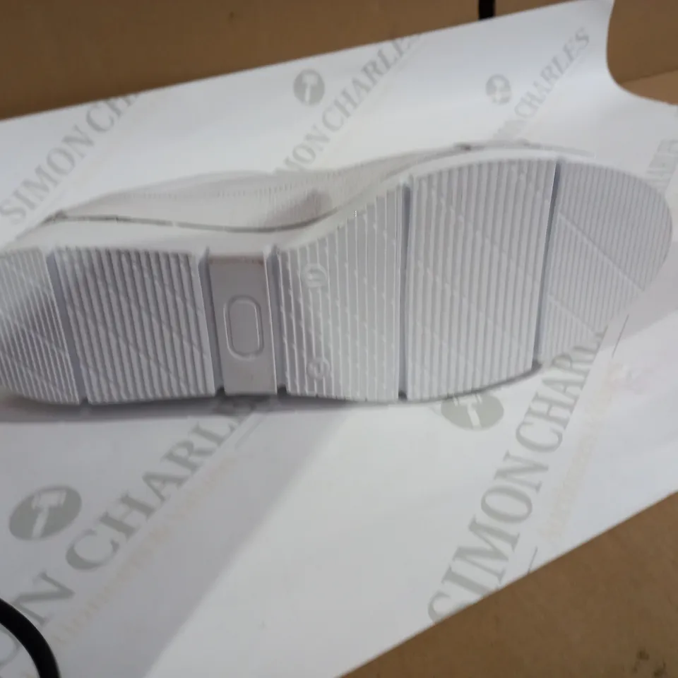 MODA WHITE  TRAINERS SIZE 8