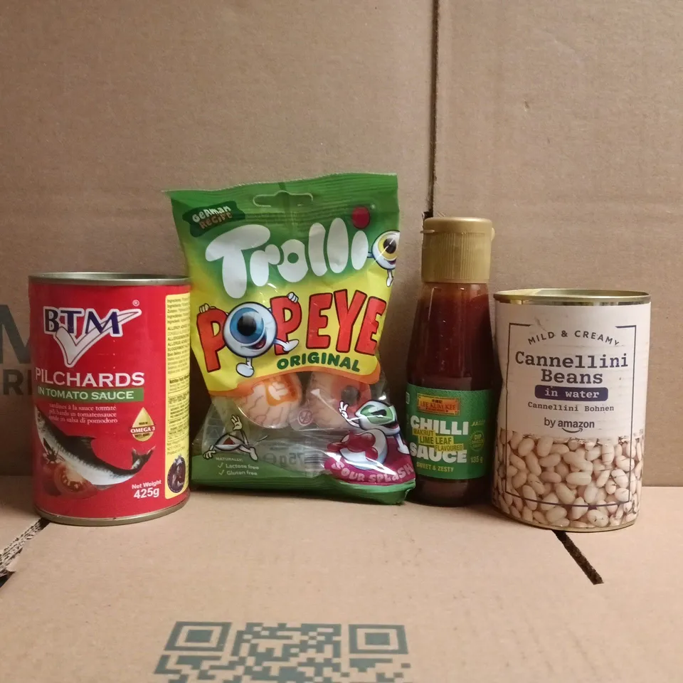 APPROXIMATELY 10 ASSORTED FOOD AND DRINK ITEMS TO INCLUDE CHILLI SAUCE, CANNELLINI BEANS, ETC