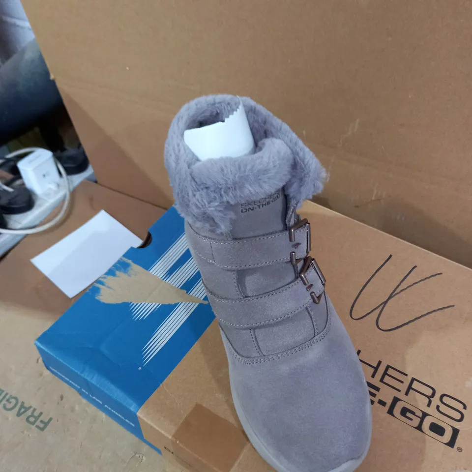 SKETCHES ON THE GO LIGHT GREY BOOTS SIZE 7 