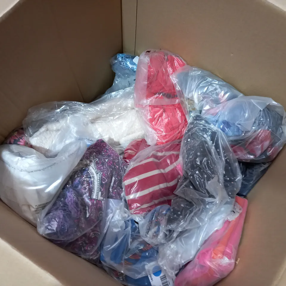 BOX OF APPROX 20 ASSORTED PACKAGED CLOTHING ITEMS VARYING IN SIZE/STYLE/COLOUR