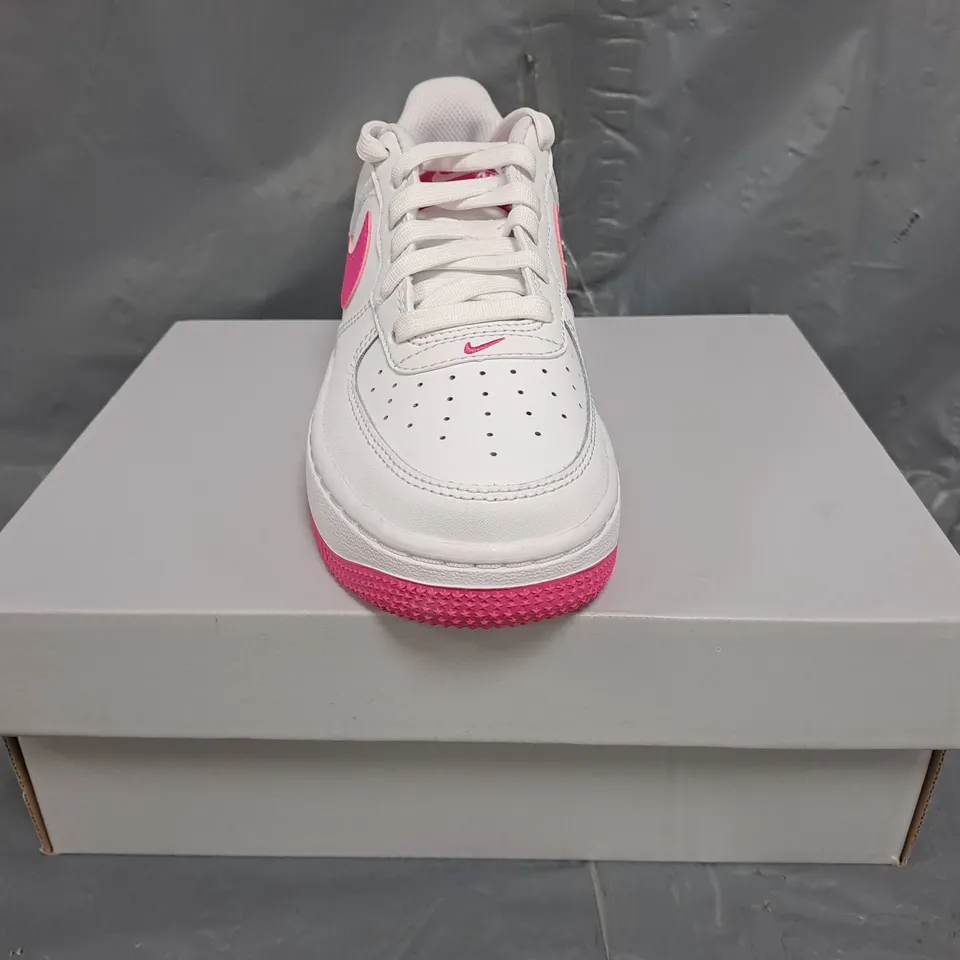 BOXED PAIR OF NIKE AIR FORCE 1 SHOES IN WHITE/FUCHSIA SIZE UK 3