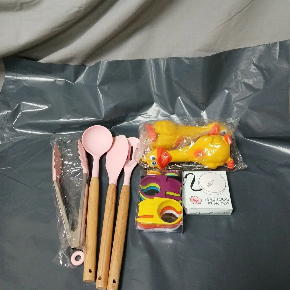 APPROXIMATELY 20 ASSORTED HOUSEHOLD ITEMS TO INCLUDE SQUEAKY TOYS, MINI DOG LEASH, MIXOLOGY PARTY PIECES, KITCHEN AIDS ETC