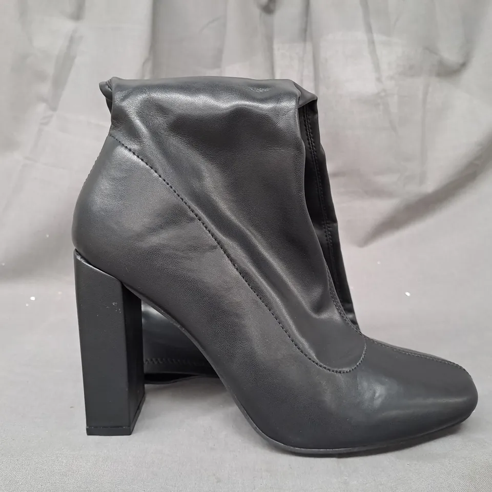BOXED PAIR OF PUBLIC DESIRE BLOCK HEEL KNEE-HIGH BOOTS IN BLACK SIZE 7