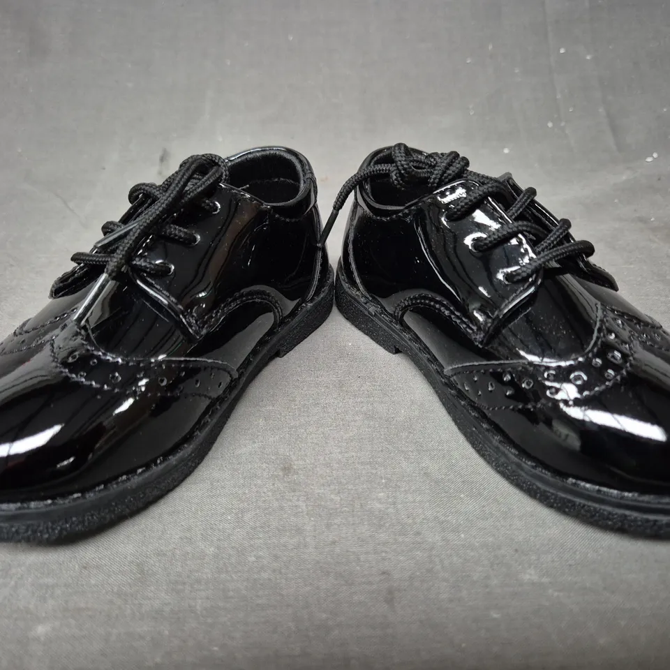 BOXED PAIR OF ROCO KID'S SHOES IN GLOSSY BLACK EU SIZE 25