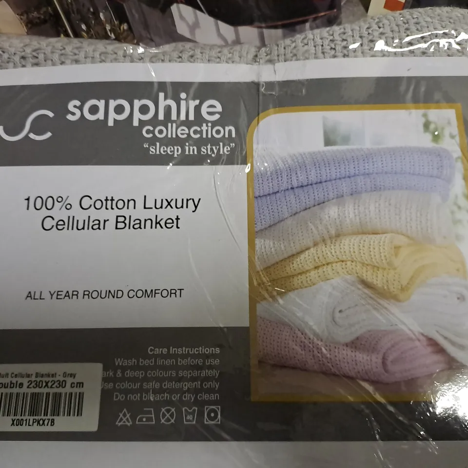 LOT OF 4 ASSORTED HOME FABRIC ITEMS TO INCLUDE KING QUILT COVER AND DOUBLE CELLULAR BLANKETS