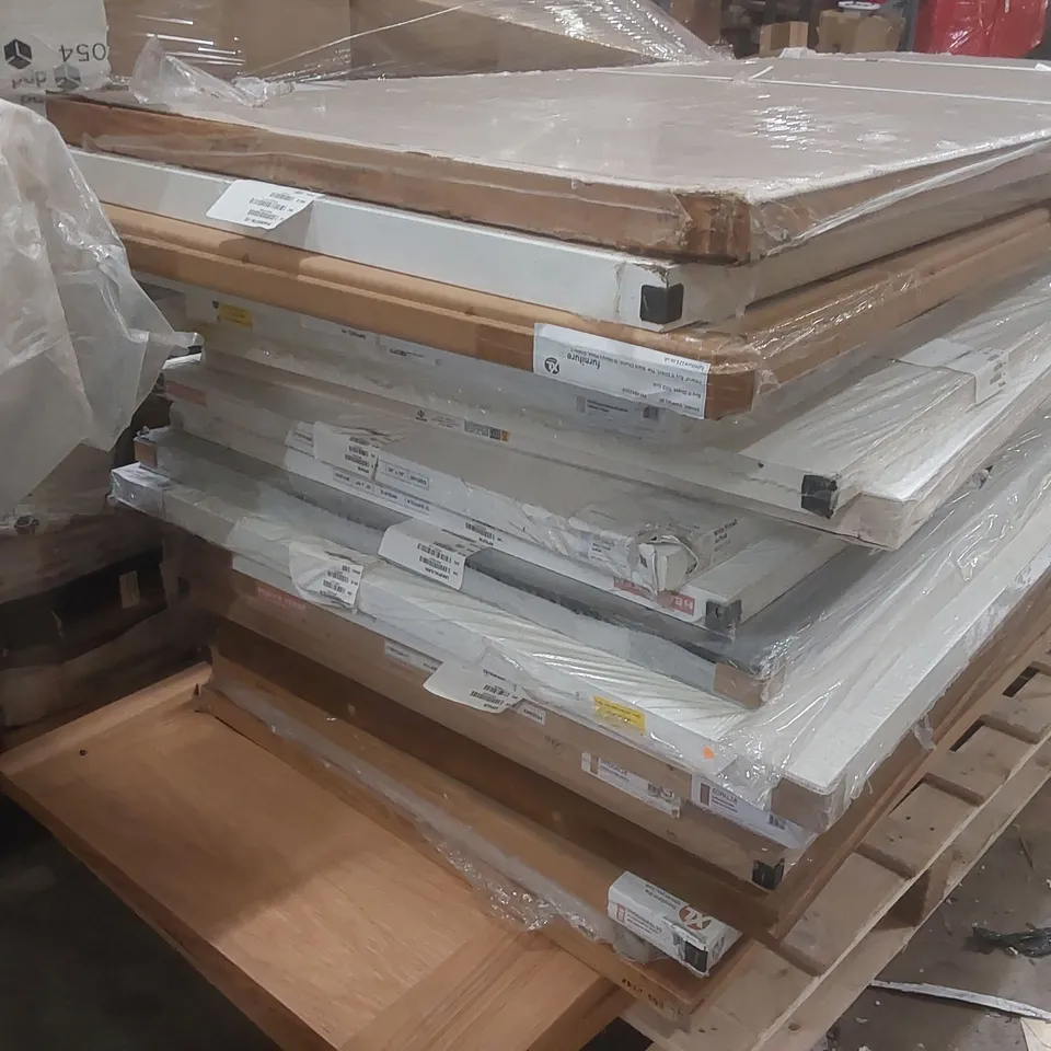 PALLET CONTAINING A VERY LARGE QUANTITY OF WOODEN INTERNAL DOORS