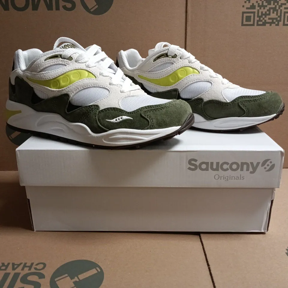 BOXED PAIR OF SAUCONY TRAINERS IN WHITE/MOSS/LIME SIZE UK 8