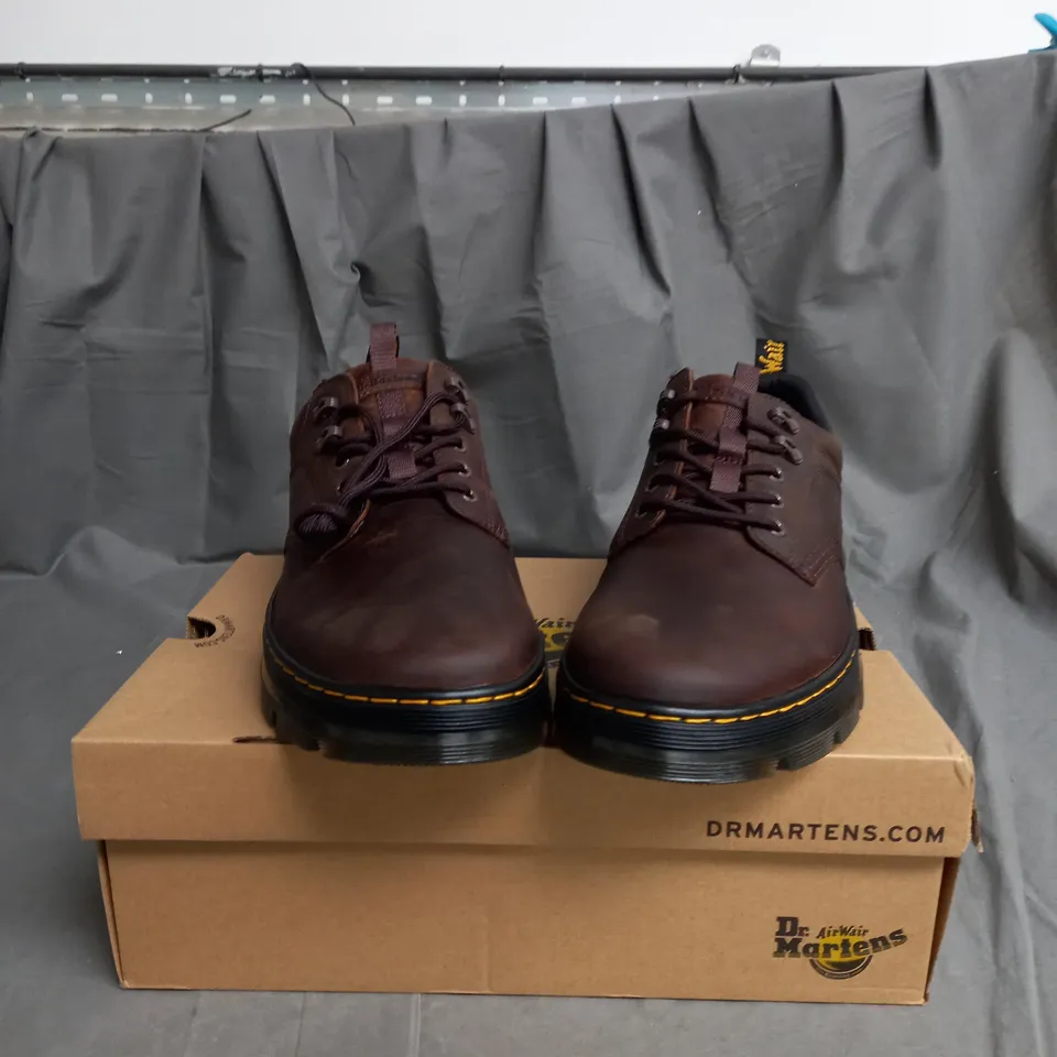 BOXED PAIR OF DR. MARTENS REEDER LACE UP CASUAL SHOES - MENS SIZE 12