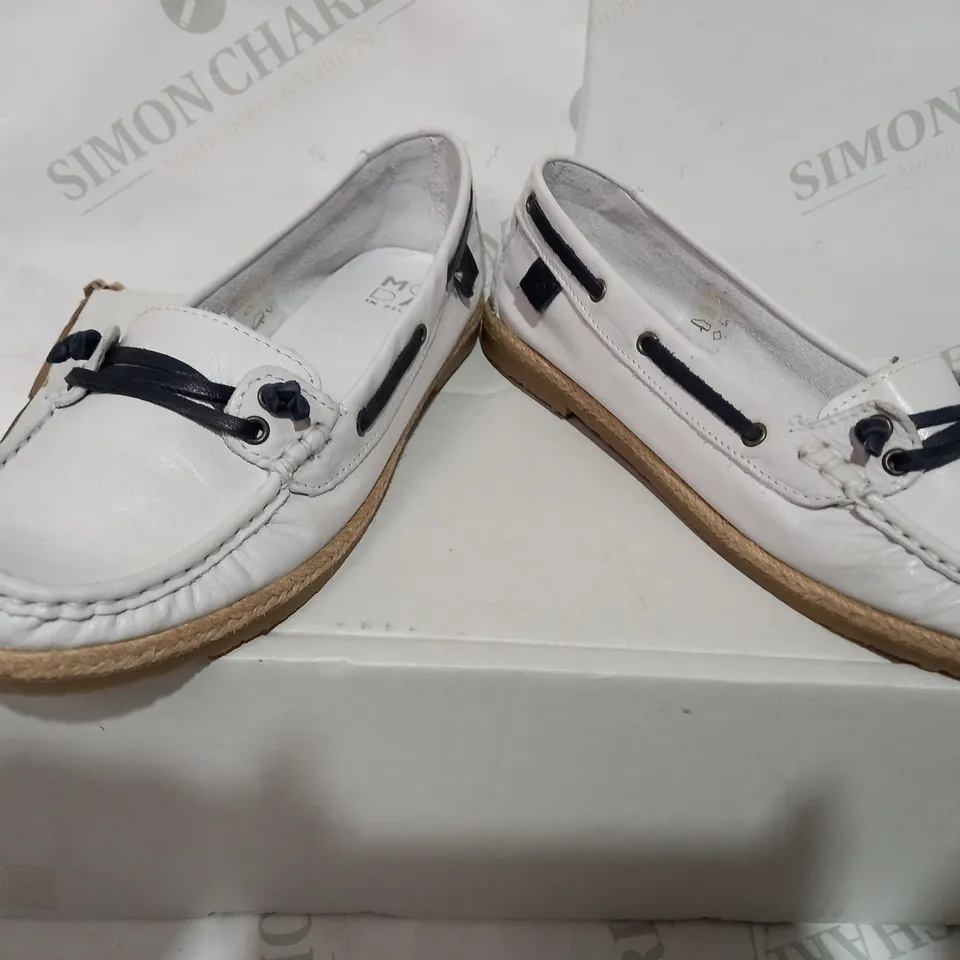 BOXED PAIR OF MODA WHITE LOAFER - SIZE 5