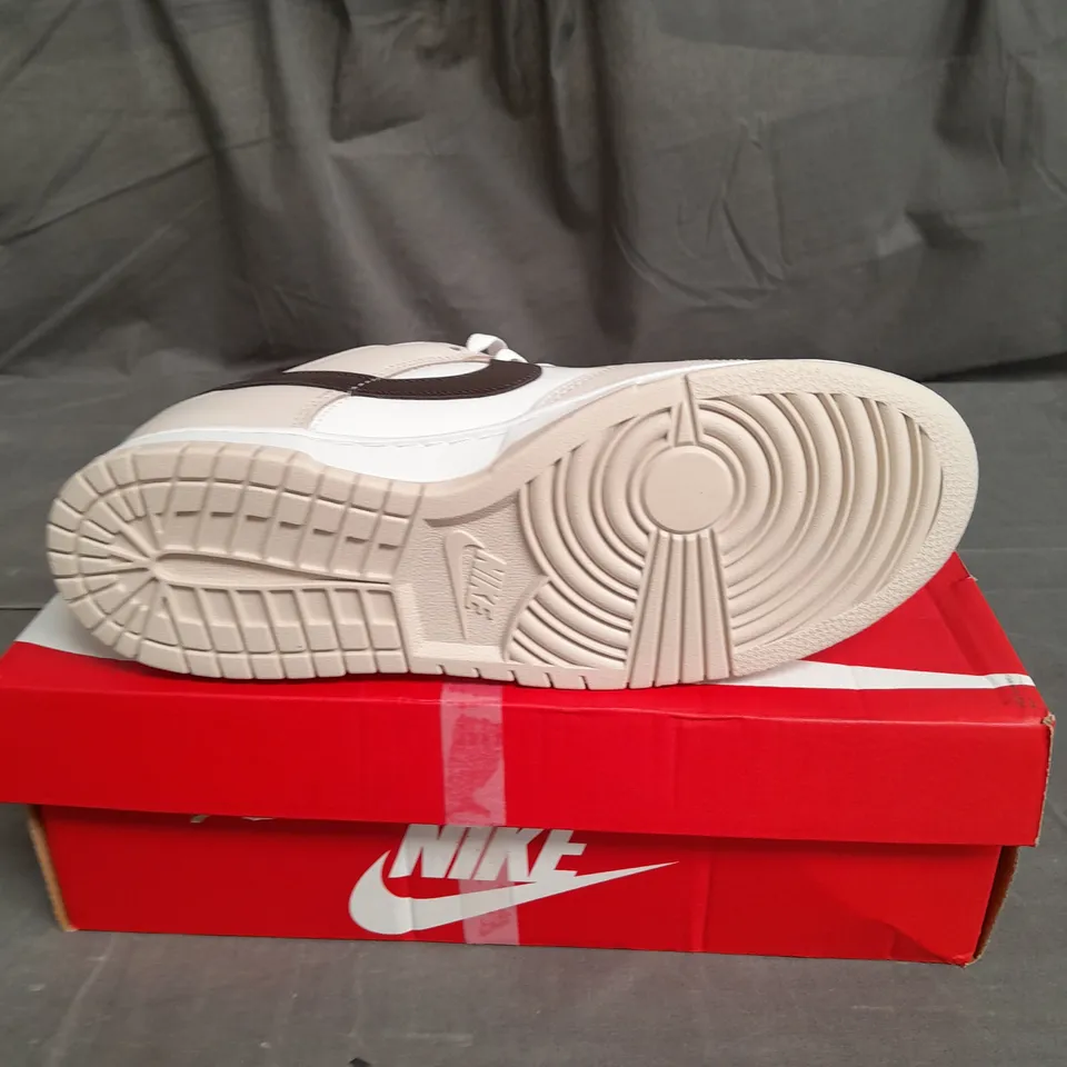 BOXED PAIR OF NIKE DUNKS LOW SIZE 7