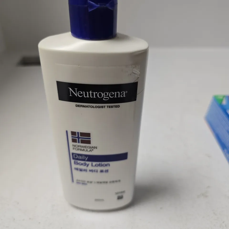 APPROXIMATELY 14 ASSORTED COSMETIC ITEMS INCLUDING COLGATE TRIPLE ACTION TOOTHPASTE , TED BAKER BODY SPRAY AND NEUTROGENAR BODY LOTION 