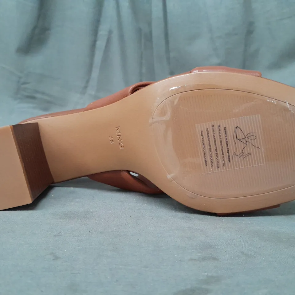 BOXED PAIR OF MNG OPEN TOE BLOCK HEEL SANDALS IN CHOCOLATE UK SIZE 5