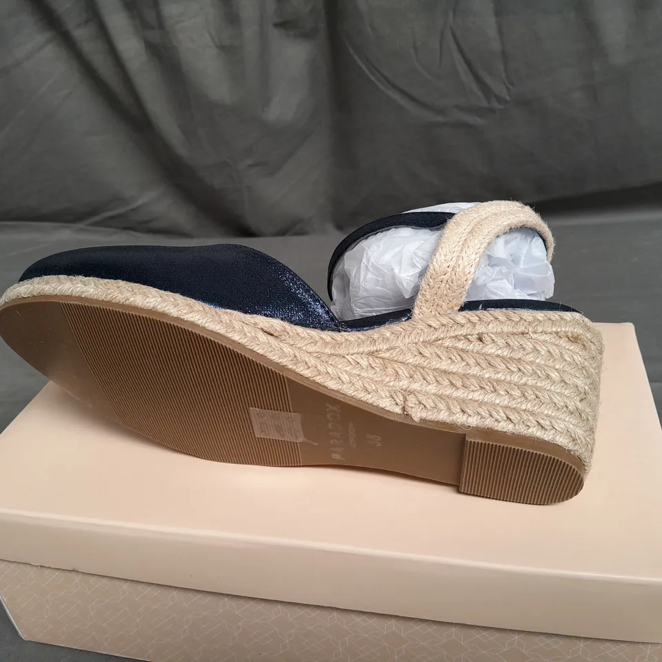 BOXED PAIR OF PARADOX YENNIFER NAVY SHIMMER SHOES SIZE EU 38