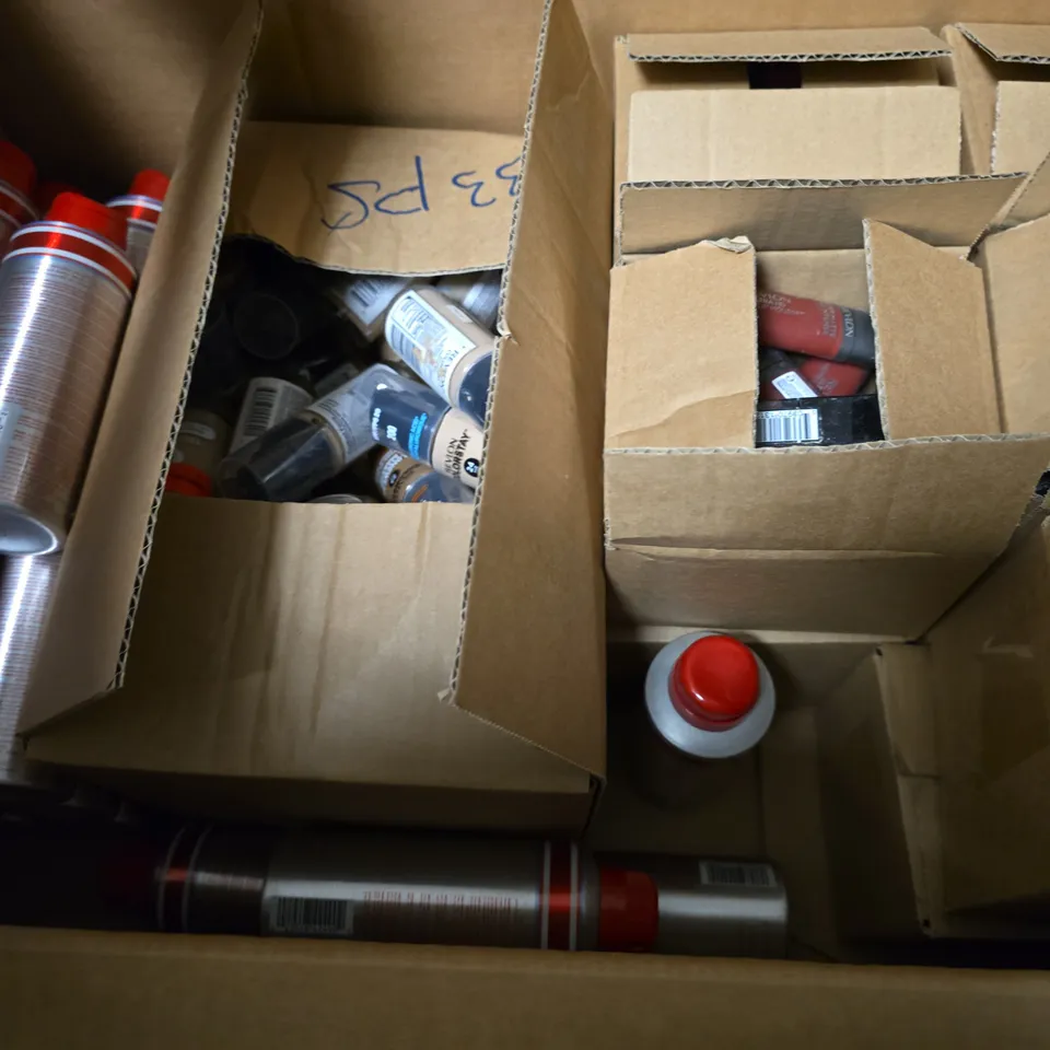 BOX OF APPROXIMATELY 30 ASSORTED HEALTH & BEAUTY ITEMS TO INCLUDE - REVLON MATTE LIP MOUSE , REVLON COLORSTAY FULL COVER FOUNDATION , TOMMY GIRL DEODORIZING BODY SPRAY ETC