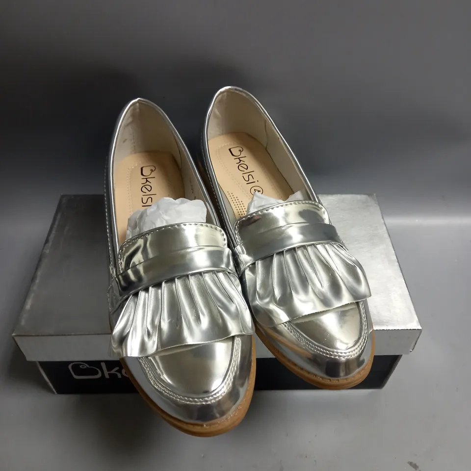 BOXED KELSI LADIES FLAT SILVER BROGUES. SIZE 4