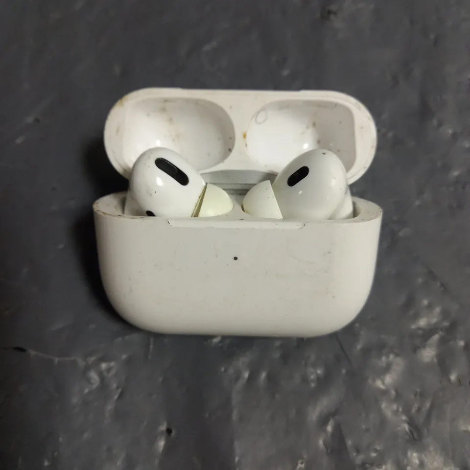 PAIR OF APPLE AIRPODS PRO IN WHITE