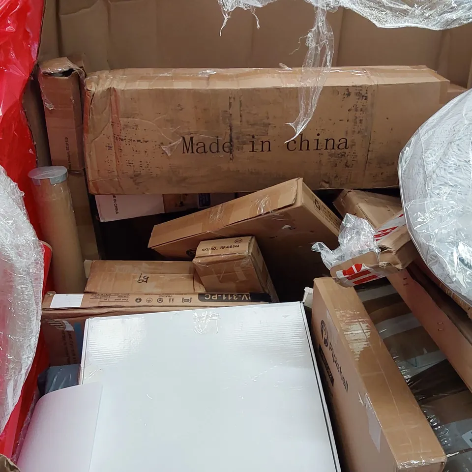 PALLET OF ASSORTED ITEMS INCLUDING: PET BED, SHELVES, RETRACTABLE BABY GATE, LAMP SHADES, TOILET SEAT