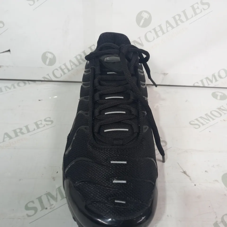 PAIR OF NIKE TRAINERS IN BLACK UK SIZE 6