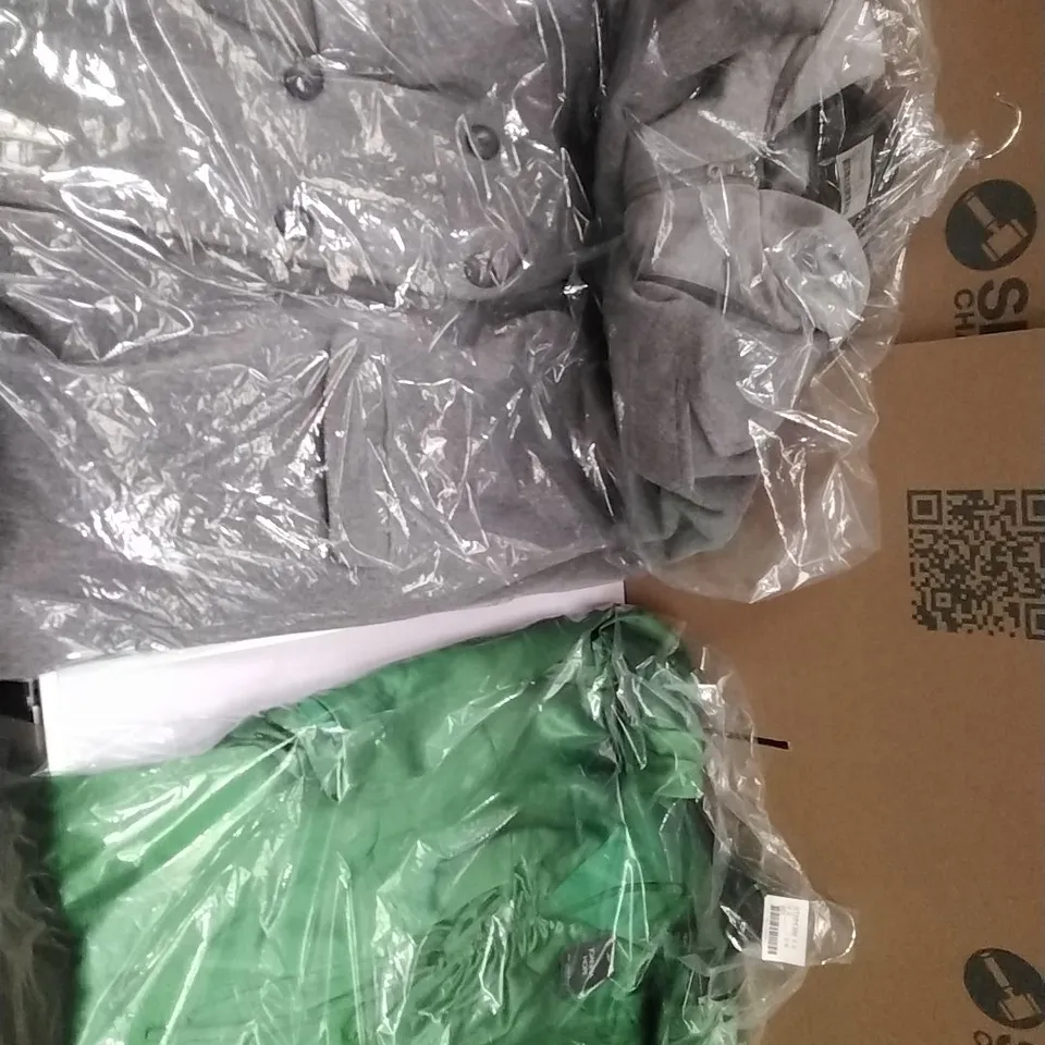 A PALLET CONTAINING APPROXIMATELY 80 BRAND NEW DESIGNER WOMEN'S CLOTHES WHICH INCLUDE; JD WILLIAMS COATS, DRESSES ETC