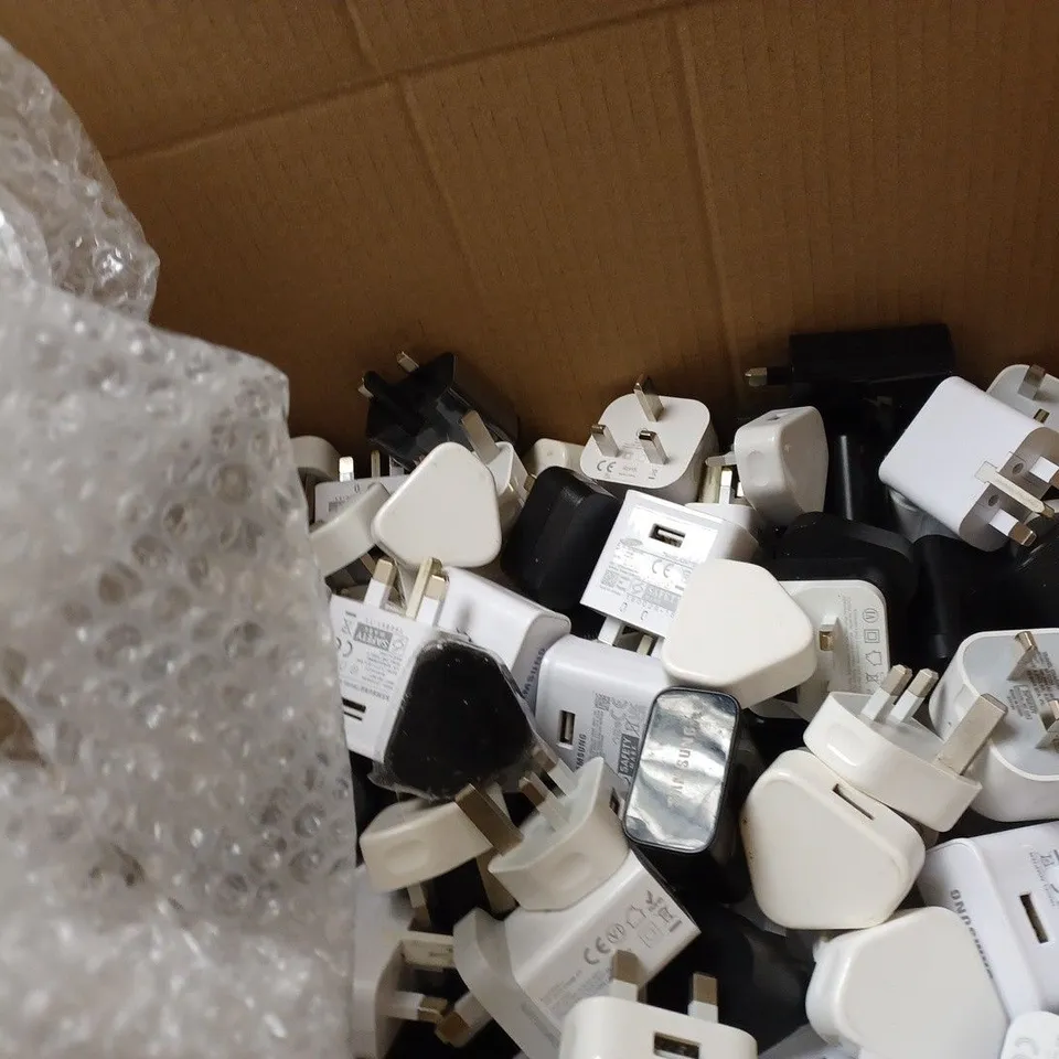 APPROXIMATELY 200 ASSORTED USB PLUGS  TO INCLUDE; 70 FOLDING PINS APPLE PLUGS USB 5W AND 130 MISCELLANEOUS USB