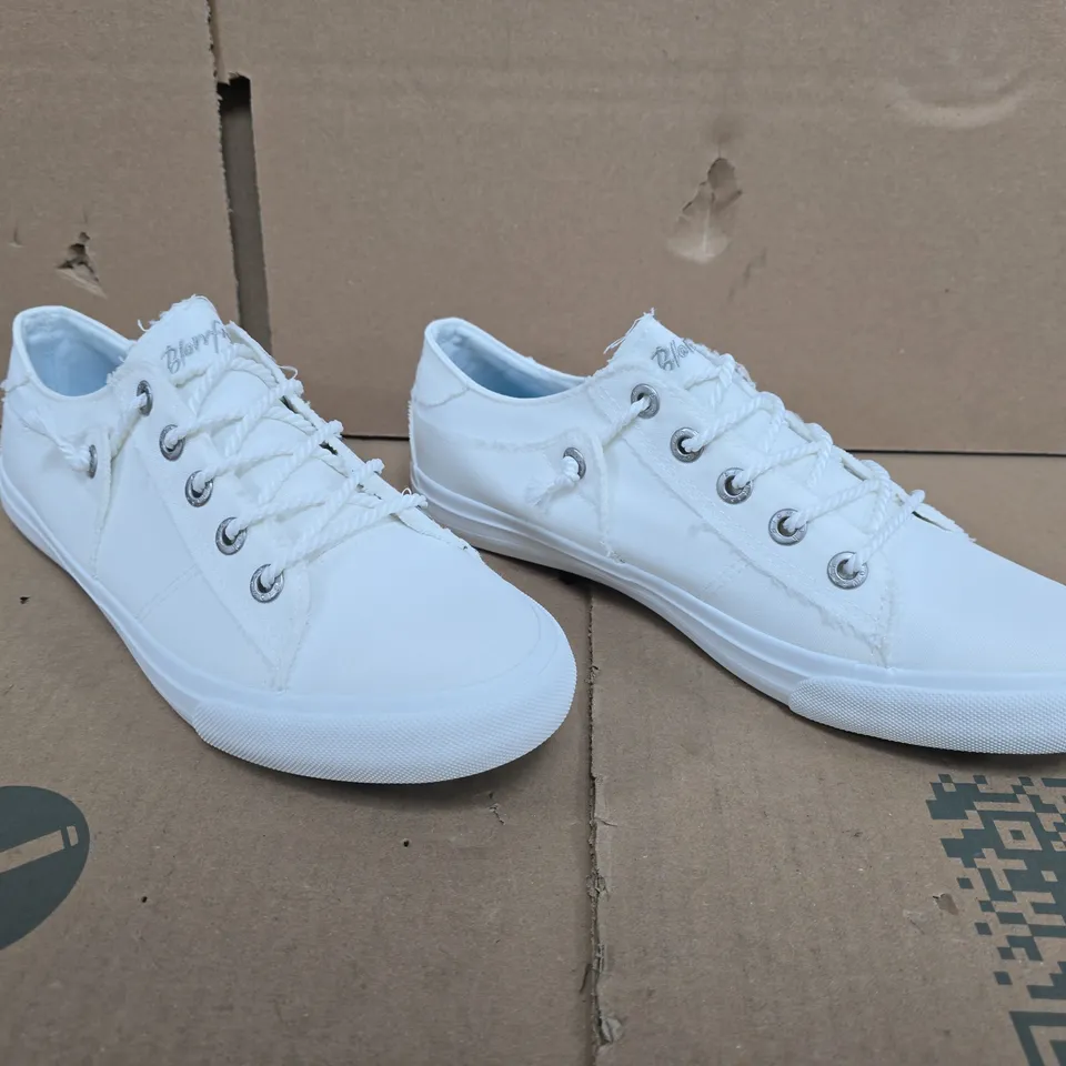 BOXED PAIR OF BLOWFISH MALIBU SHOES IN WHITE SIZE 8