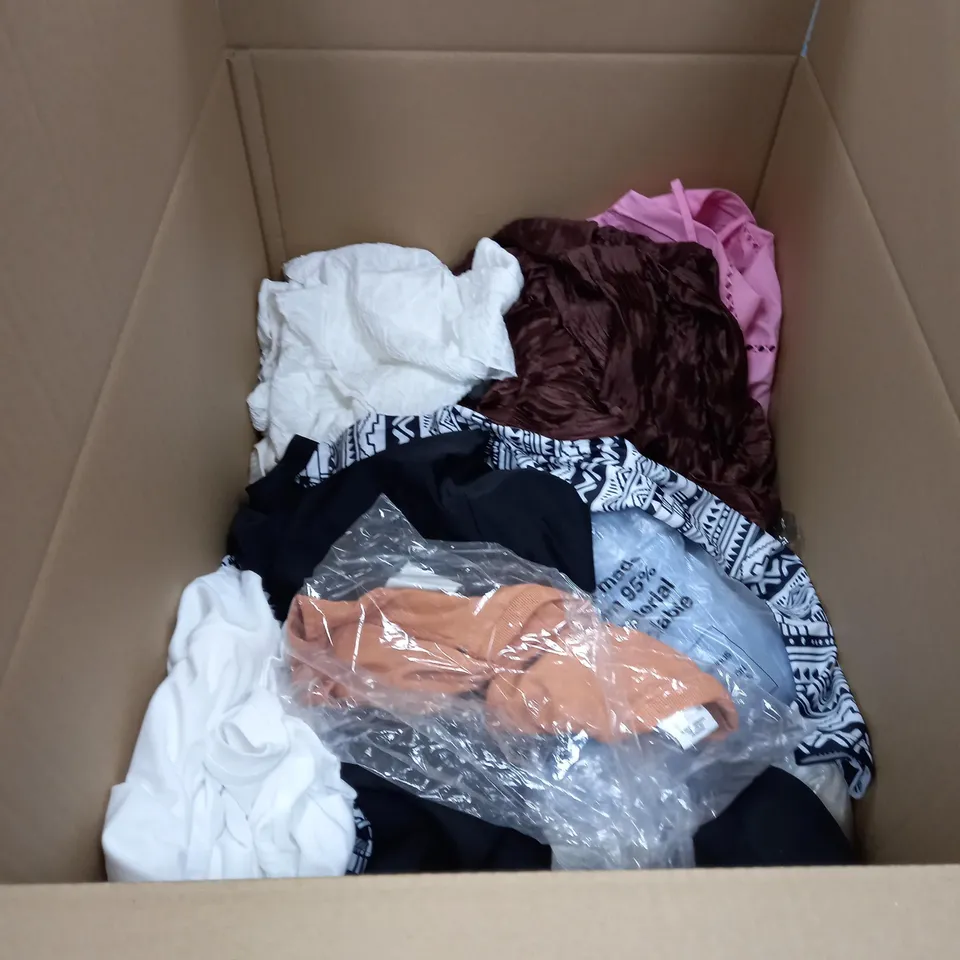 LOT OF ITEMS APPROXIMATELY 30 TO INCLUDE BLAZERS, TOPS, TROUSERS ETC