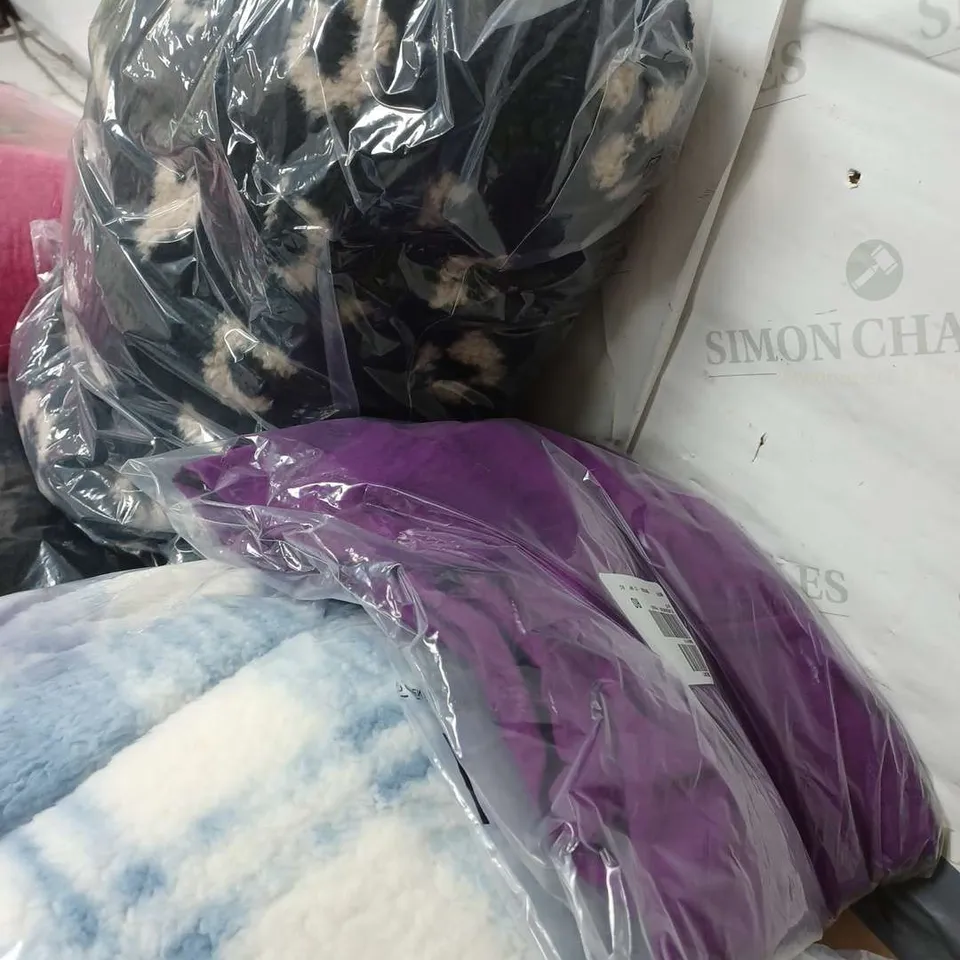 APRROX 15 DIFFERENT CLOTHING ITEMS INCLUDING COATS TOPS AND THROWS 