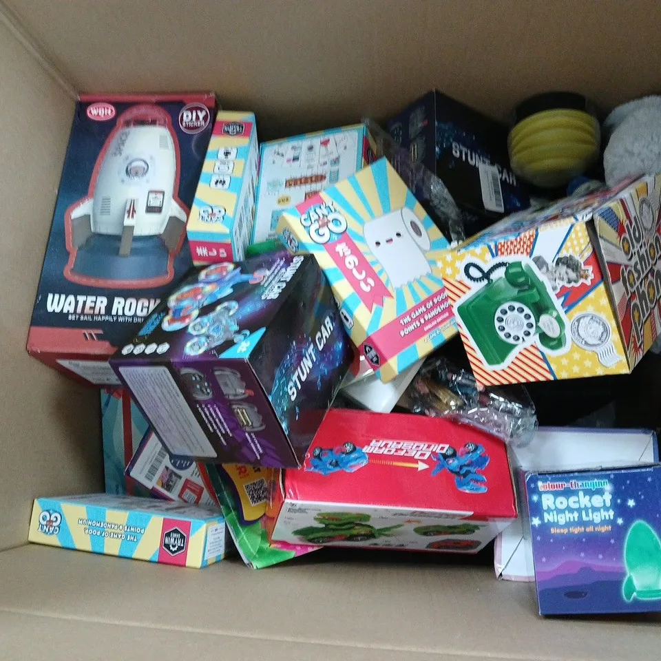 LARGE QUANTITY OF ASSORTED TOYS AND GAMES TO INCLUDE - CANT GO CARDGAME, DUAL TIP BRUSH PENS, AND GODDESS ADULT COSTUME ETC. 