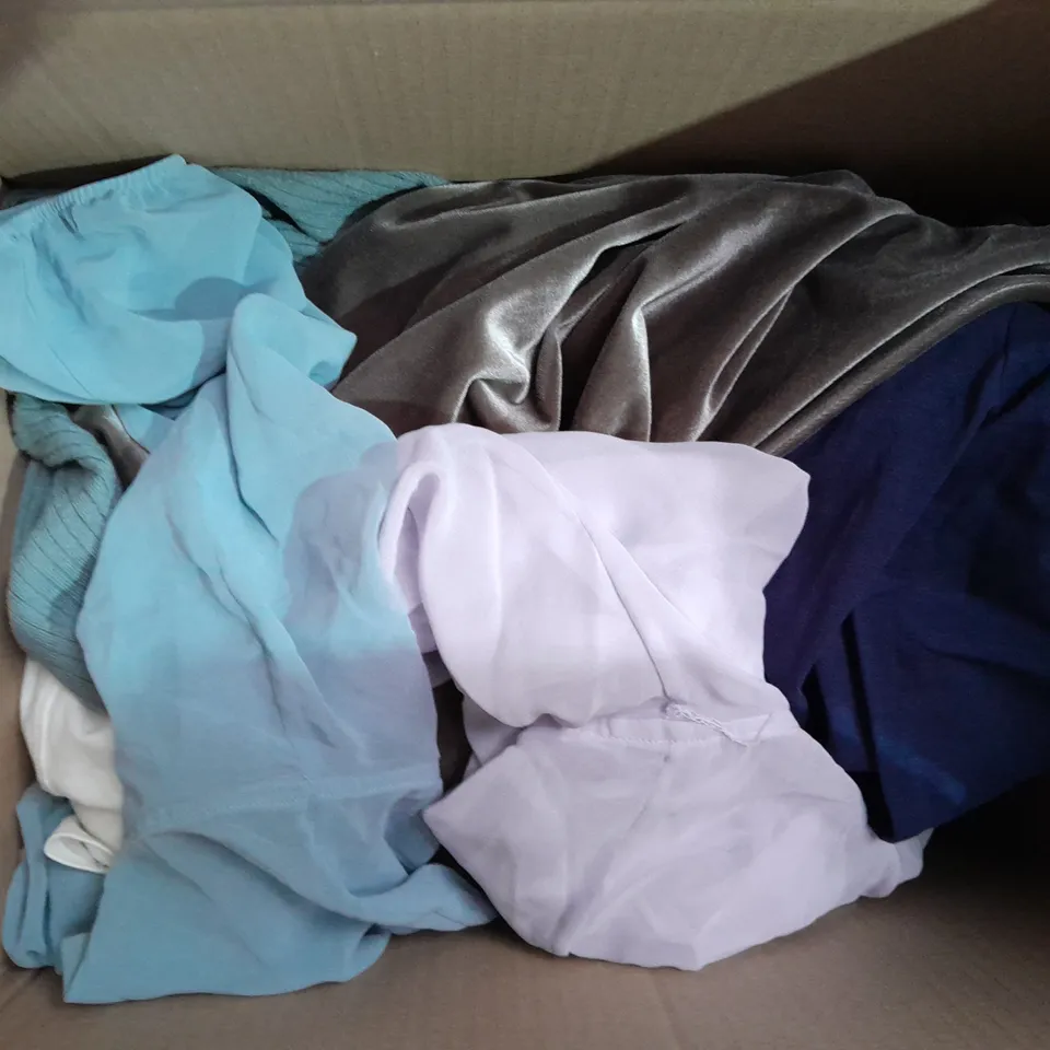 APPROXIMATELY 10 ASSORTED ITEMS OF WOMEN'S CLOTHING TO INCLUDE WYNNE LAYERS TOP SIZE M, WYNNE LAYERS SWEATER SIZE 3XL, D&CO TOP SIZE S