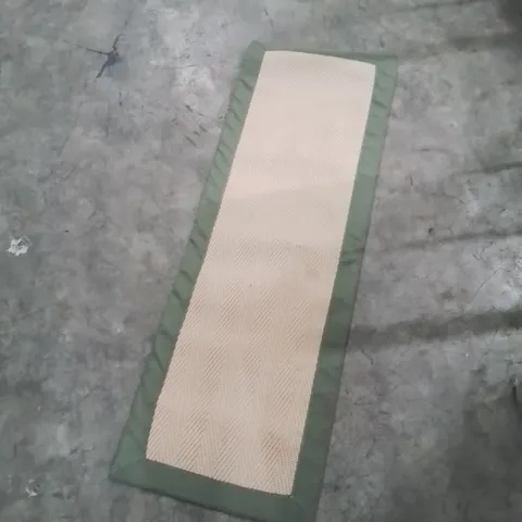 QUALITY DESIGNER AREA RUG - APPROXIMATELY 120X40CM